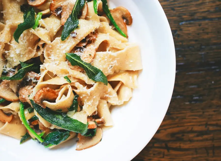 Pappardelle con salvia e funghi serviti in un piatto bianco