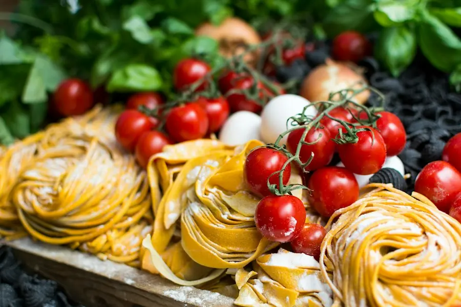 Pasta fresca all'uovo avvolta a nidi con pomodorini e verdure